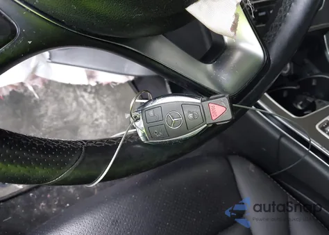 2016 Mercedes-Benz C 300 Luxury/Sport z USA, uszkodzony, nr VIN 55SWF4JB2GU097101